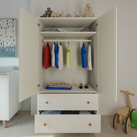 Armoire enfant Gabby avec portes et tiroirs ouverts