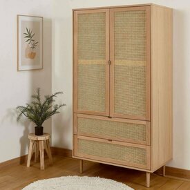 Ambiance avec armoire en cannage Stellas