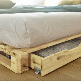 Ambiance avec un Lot de 2 tiroirs pour lit Cembro en bois massif
