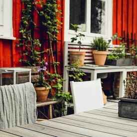 Ambiance detail table de jardin extensible Skyros blanc et bois