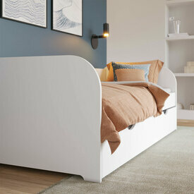 Ambiance - zoom détails - Lit banquette Gigogne Zira - coloris blanc Ambiance - zoom détails - Lit banquette Gigogne Zira - coloris blanc